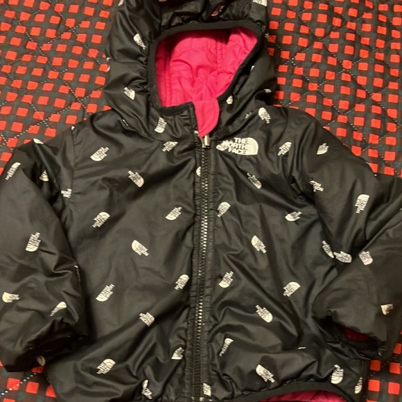 North face jacket toddler size 12-18! Months - Picture 3 of 4